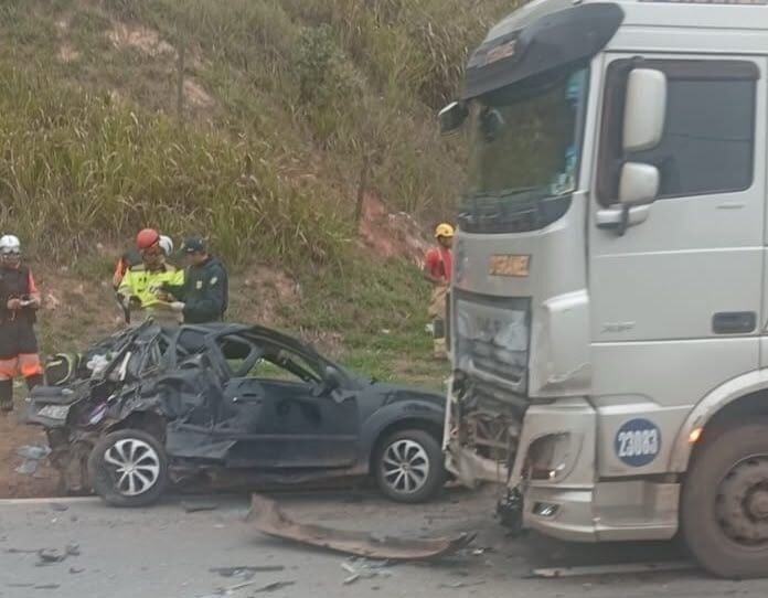 BR-381: colisão entre carro e carreta deixa duas pessoas mortas em São Gonçalo do Rio Abaixo