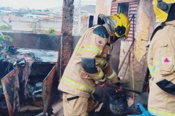 Incêndio atinge casa em João Monlevade e imóvel é considerado sem condições de segurança 