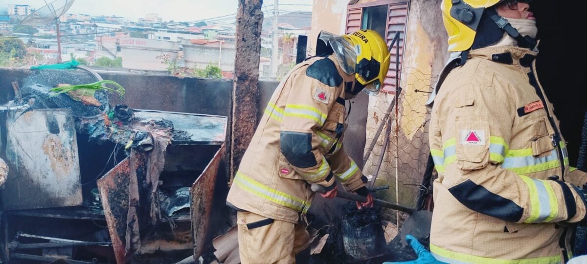 Incêndio atinge casa em João Monlevade e imóvel é considerado sem condições de segurança 