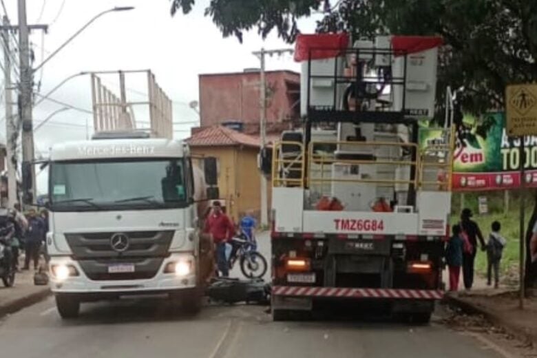 Motociclista é lançado para baixo de caminhão após tentativa de ultrapassagem em Itabira 