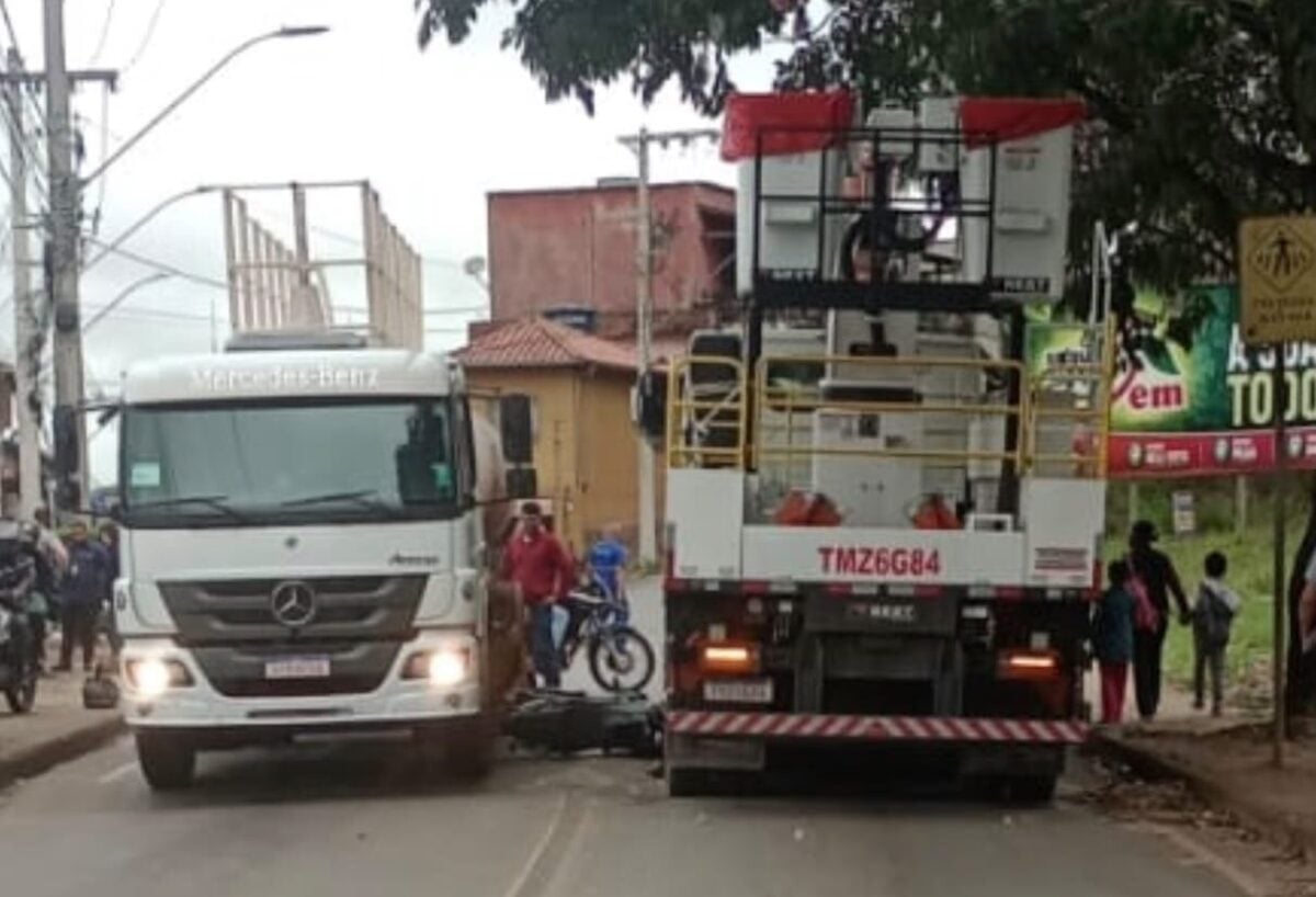 Motociclista é lançado para baixo de caminhão após tentativa de ultrapassagem em Itabira 