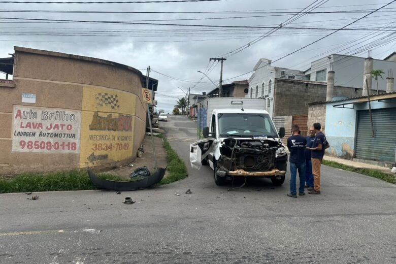 Acidente envolvendo dois caminhões ocorre em cruzamento no bairro Praia, em Itabira