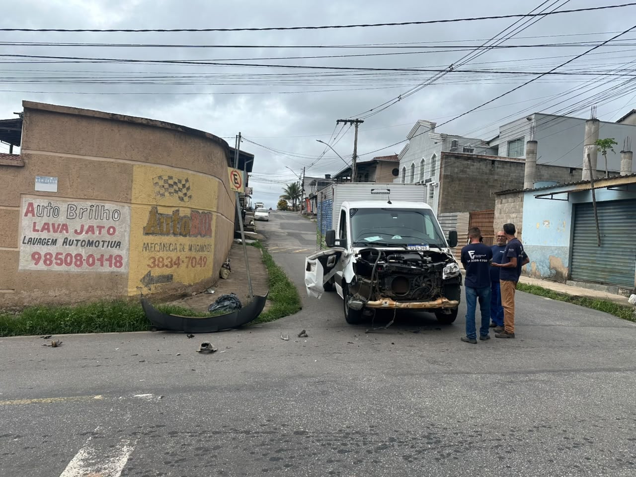 Acidente envolvendo dois caminhões ocorre em cruzamento no bairro Praia, em Itabira