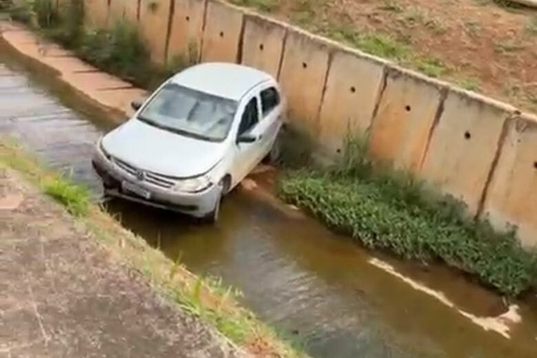 Carro cai dentro de canal na avenida Integração, em Itabira