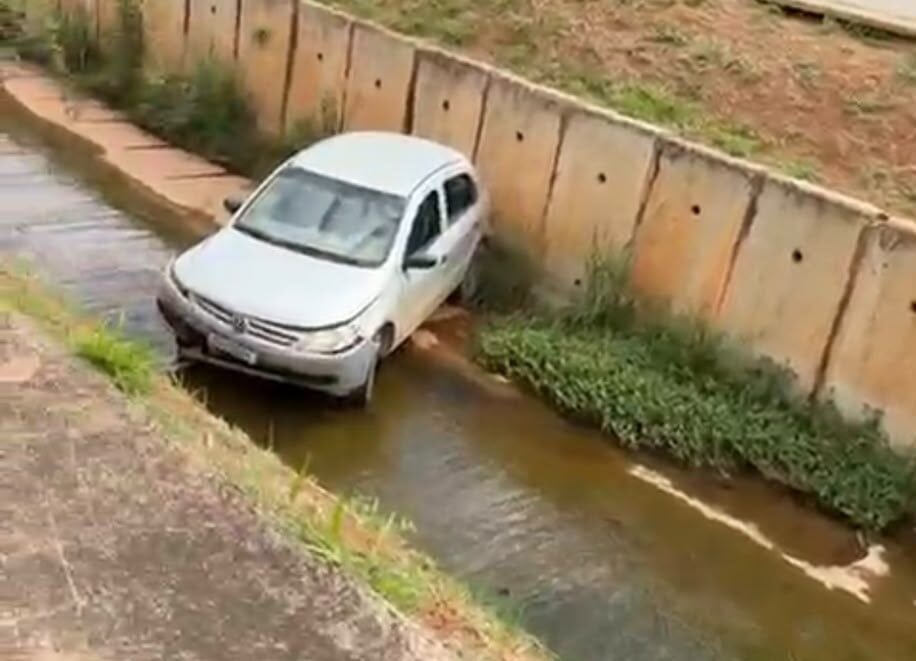 Carro cai dentro de canal na avenida Integração, em Itabira