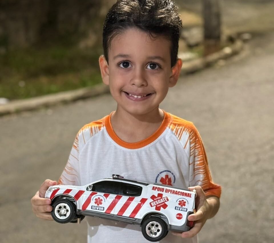 Fã do Sevor, João Miguel comemora 7 anos e ganha surpresa dos socorristas em João Monlevade