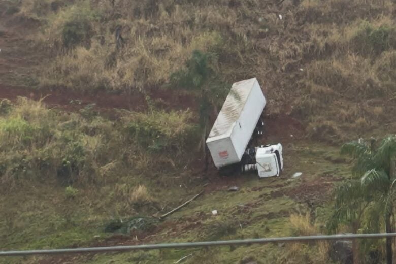 Motorista fica ferido e carga é saqueada após caminhão tombar na BR-381, em Nova Era