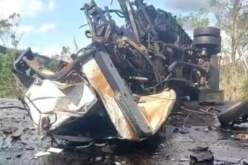 Batida entre carretas e carro mata uma pessoa e deixa outras cinco feridas na BR-381