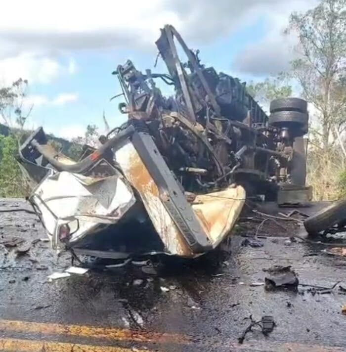 Batida entre carretas e carro mata uma pessoa e deixa outras cinco feridas na BR-381