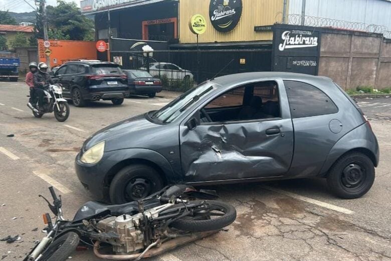 Motociclista fica ferido após colisão com carro na avenida Ipiranga, em Itabira
