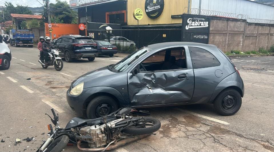 Motociclista fica ferido após colisão com carro na avenida Ipiranga, em Itabira