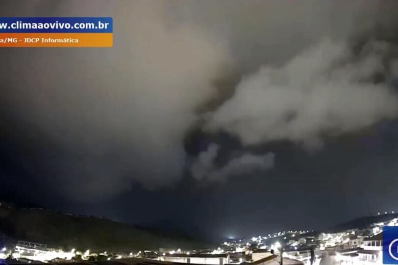 Câmera registra temporal com chuva intensa e ventos fortes em Itabira; assista