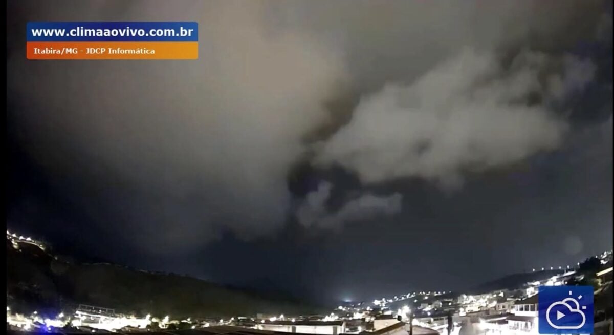 Câmera registra temporal com chuva intensa e ventos fortes em Itabira; assista