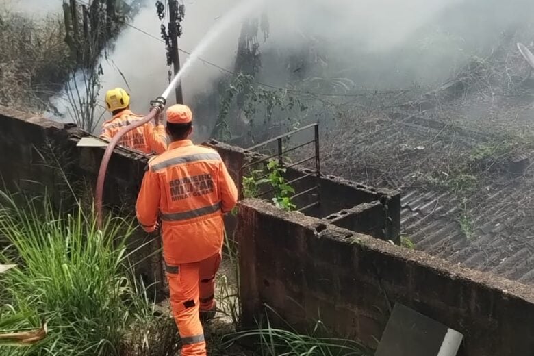 Incêndio em lote mobiliza bombeiros na avenida Armando Fajardo, em João Monlevade