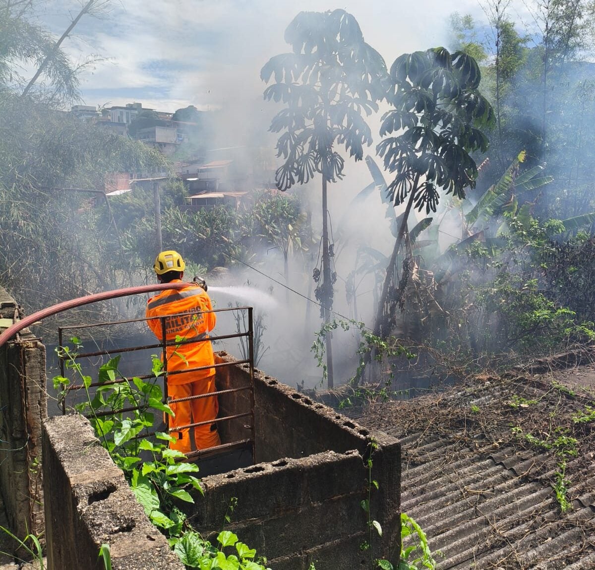 Incêndio em lote mobiliza bombeiros na avenida Armando Fajardo, em João Monlevade
