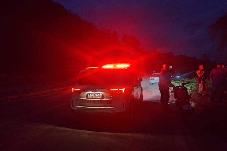 Motocicleta com pai e filho colide com Gol e deixa dois feridos na AMG-1210, em Itabira