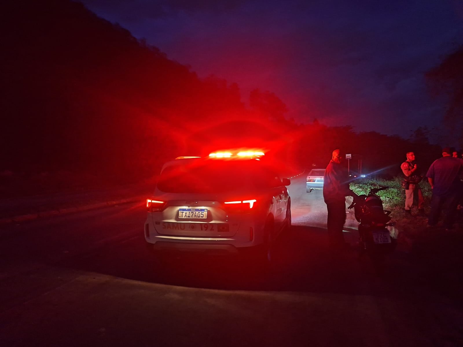 Motocicleta com pai e filho colide com Gol e deixa dois feridos na AMG-1210, em Itabira