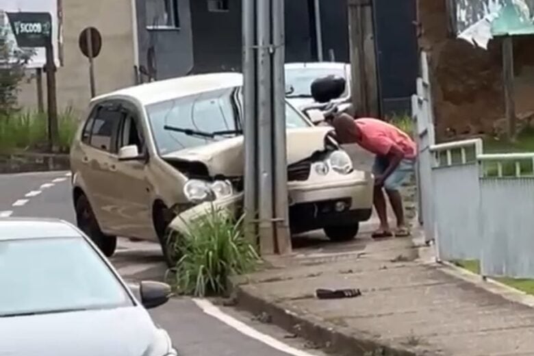 Motorista perde o controle e bate carro contra poste na avenida Duque de Caxias, em Itabira