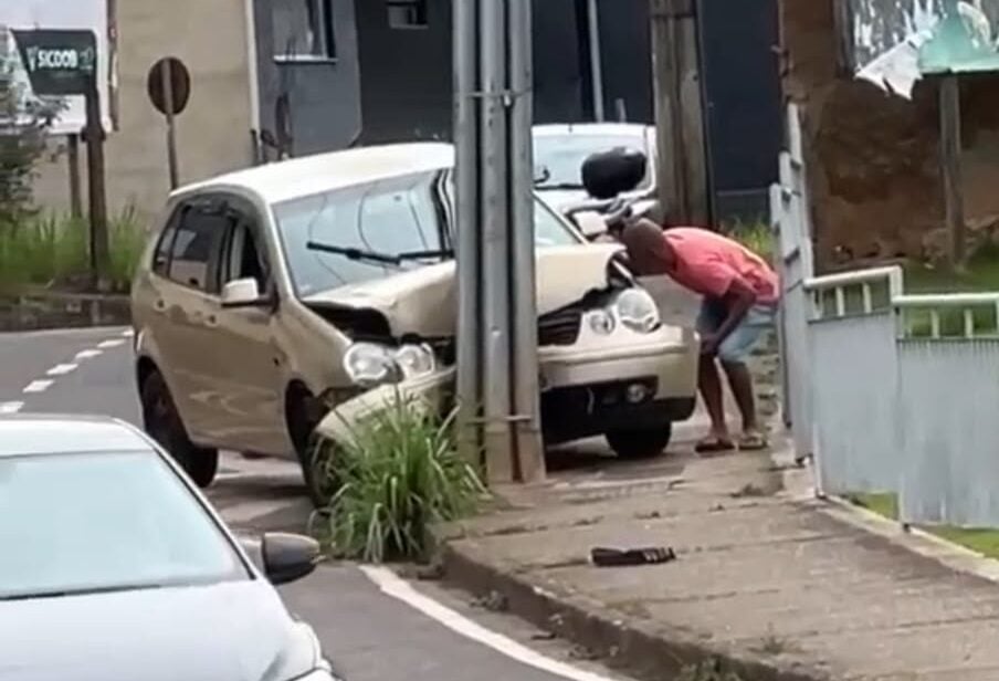 Motorista perde o controle e bate carro contra poste na avenida Duque de Caxias, em Itabira