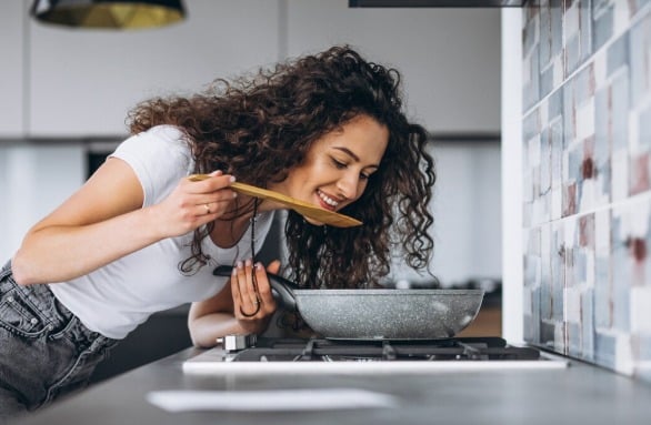 Como a falta de espaço influencia os hábitos de quem cozinha no dia a dia