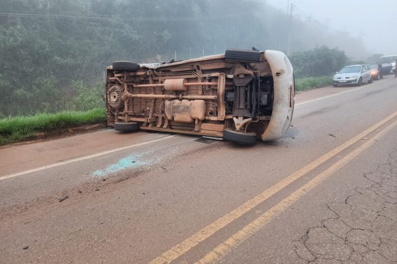 Santa Bárbara: colisão frontal entre carro e van deixa motorista ferido na MGC-262