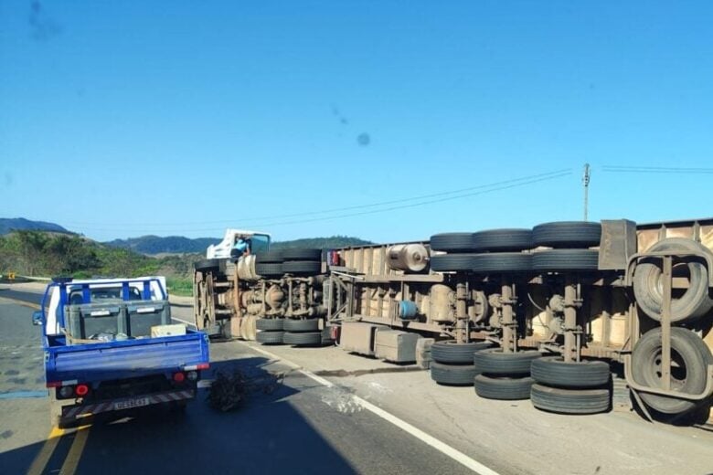 Carreta carregada com manteiga tomba na BR-381, em Nova Era; motorista fica ferido