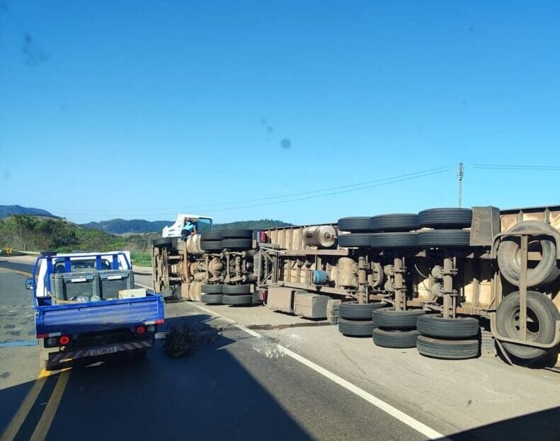 Carreta carregada com manteiga tomba na BR-381, em Nova Era; motorista fica ferido