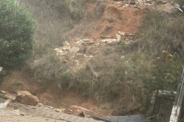 Desprendimento de rochas ameaça casas e leva moradores a deixarem área em Bela Vista de Minas