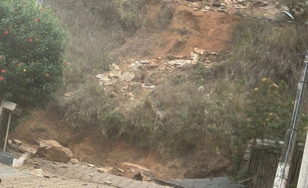 Desprendimento de rochas ameaça casas e leva moradores a deixarem área em Bela Vista de Minas