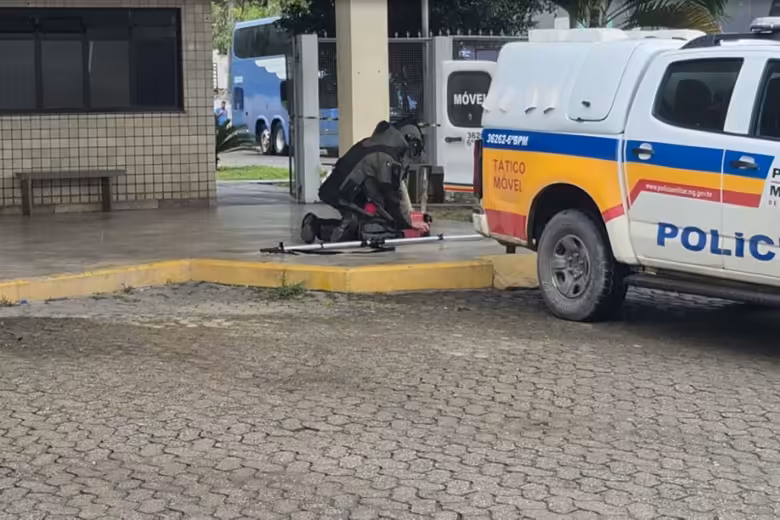 Esquadrão Antibombas do Bope é acionado após PM encontrar granadas em ônibus de viagem em Governador Valadares