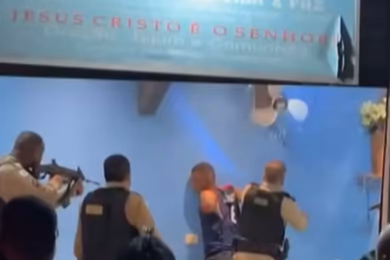 Homem é acusado pela PCMG após matar namorada, atirar contra PMs e se esconder em igreja