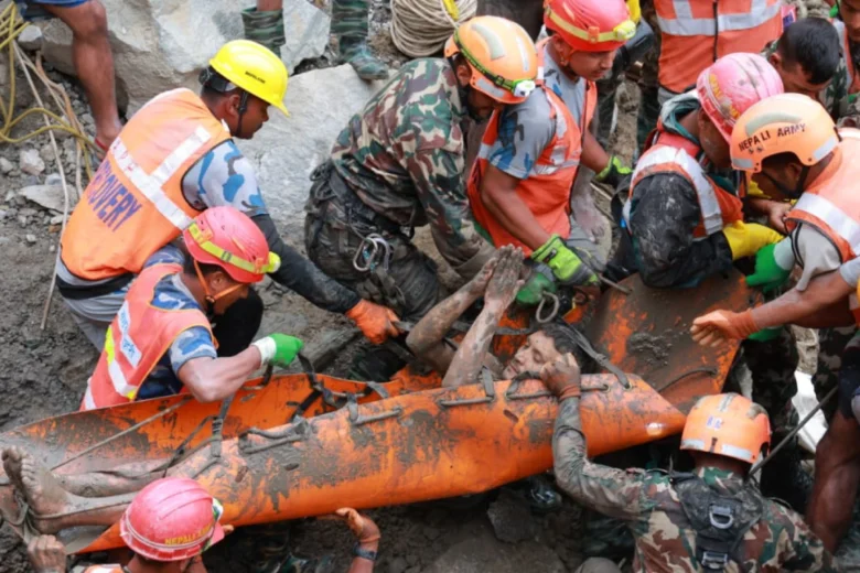 Nove dias após avalanche, dois trabalhadores são encontrados vivos em túnel no Nepal