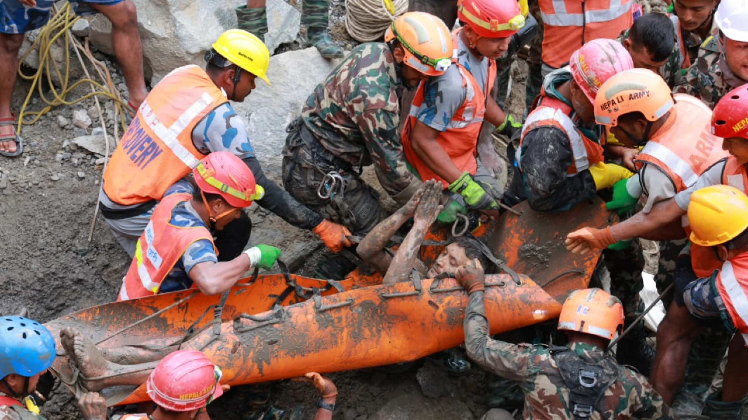 Nove dias após avalanche, dois trabalhadores são encontrados vivos em túnel no Nepal