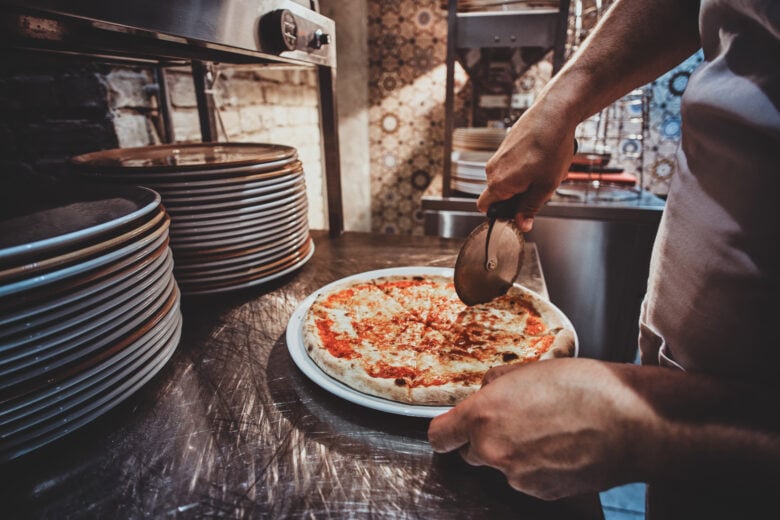 SINE Itabira abre 60 vagas nesta sexta-feira: Oportunidades para auxiliar de produção, motorista de caminhão e pizzaiolo