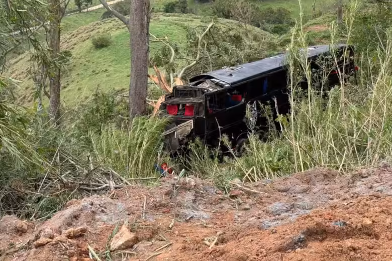 Acidente com ônibus de excursão que seguia para Aparecida deixa seis mortos e dezenas de feridos