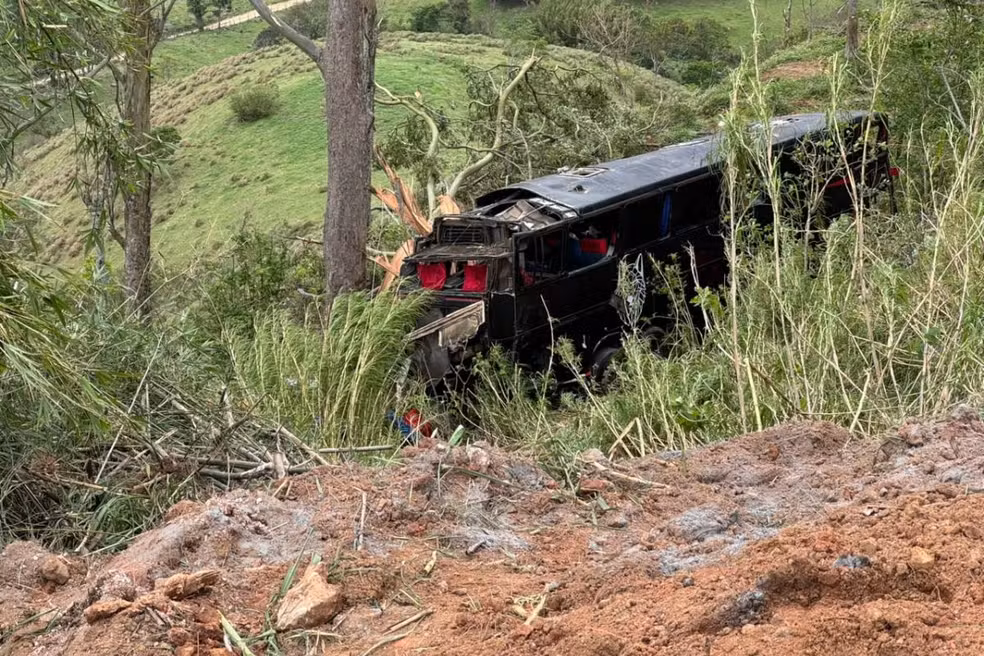 Acidente com ônibus de excursão que seguia para Aparecida deixa seis mortos e dezenas de feridos