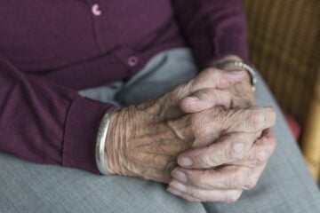 Sobrinho é condenado por agredir e explorar tia de 87 anos que era obrigada a pedir dinheiro nas ruas