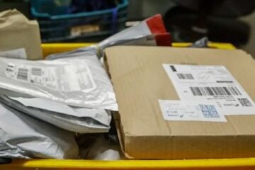 Consumidor compra celular de última geração, recebe caixa cheia de pedras e e-commerce é obrigado a indenizar