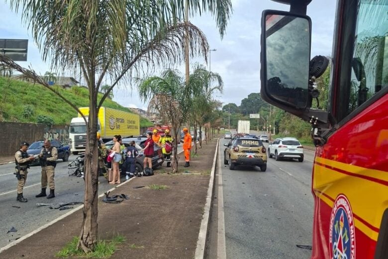 Colisão entre carro, moto e carreta deixa cinco feridos na Via Expressa em Contagem