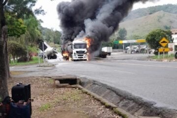 Caminhão betoneira e carreta de leite colidem e veículo pega fogo na BR-262