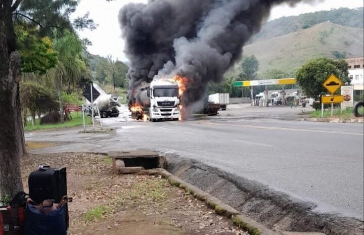 Caminhão betoneira e carreta de leite colidem e veículo pega fogo na BR-262