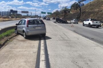 Colisão lateral entre dois carros deixa três pessoas feridas na MG-010, em Santa Luzia
