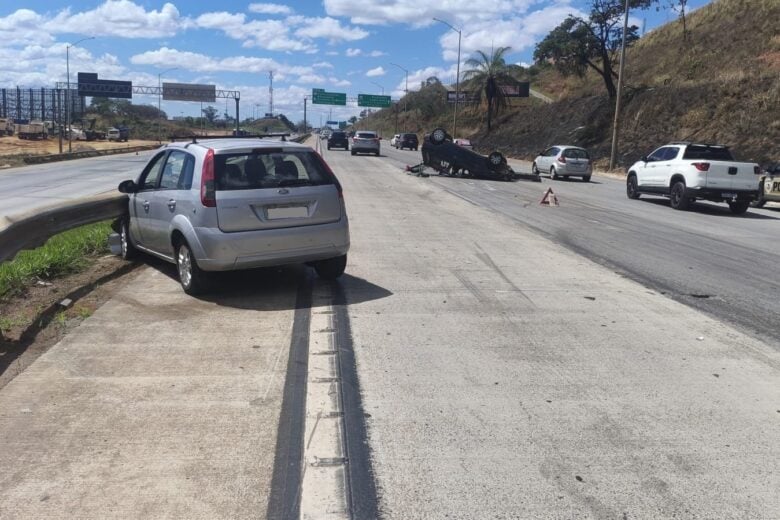 Colisão lateral entre dois carros deixa três pessoas feridas na MG-010, em Santa Luzia