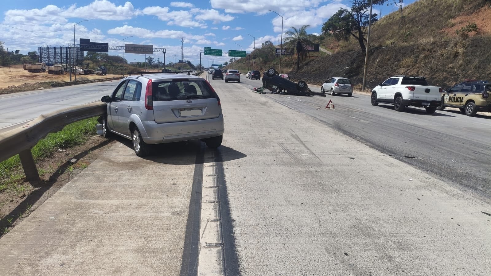 Colisão lateral entre dois carros deixa três pessoas feridas na MG-010, em Santa Luzia