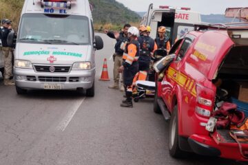 Caminhonete capota e cai em ribanceira de 60 metros na BR-381, em Sabará