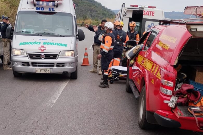 Caminhonete capota e cai em ribanceira de 60 metros na BR-381, em Sabará