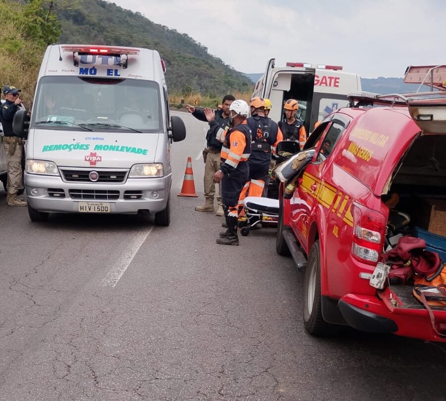 Caminhonete capota e cai em ribanceira de 60 metros na BR-381, em Sabará