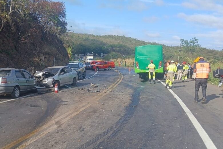 Homem morre e duas pessoas ficam feridas em acidente na BR-381, em Santa Luzia; tráfego liberado no local