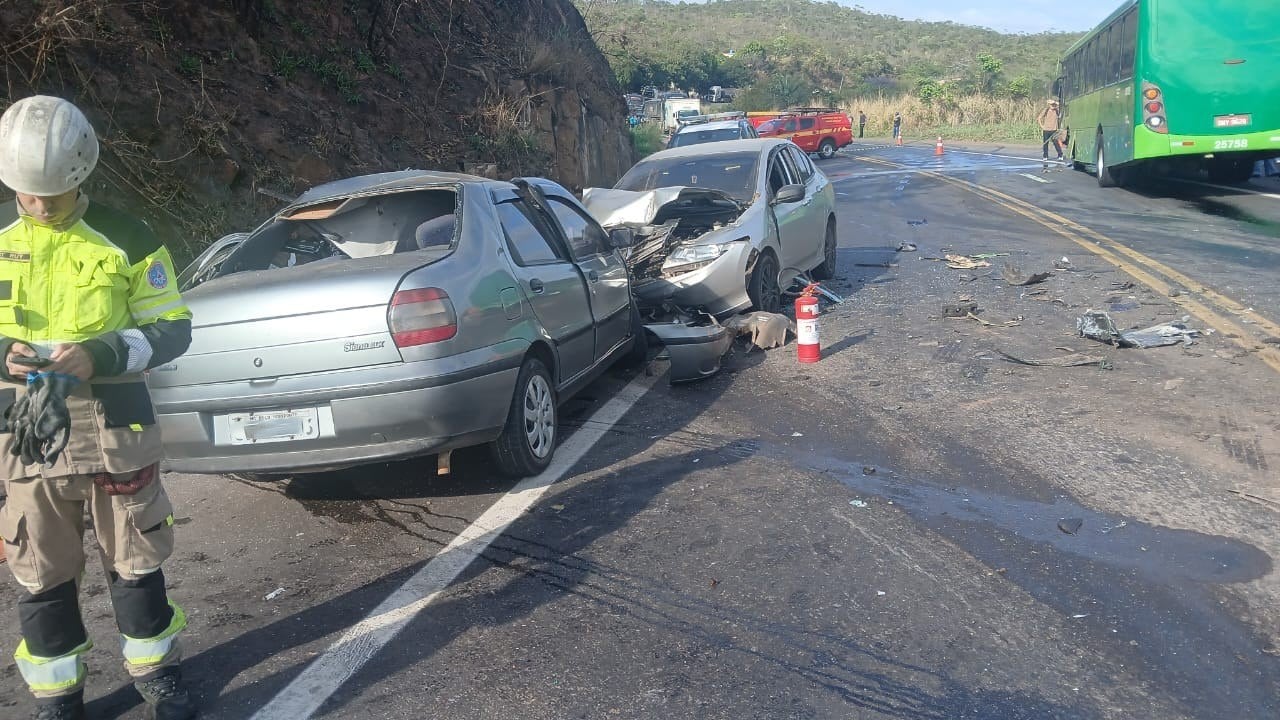 Homem morre e duas pessoas ficam feridas em acidente na BR-381, em Santa Luzia; tráfego liberado no local