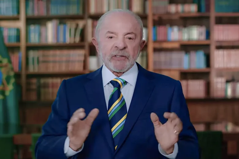 Lula vota no ABC Paulista e afirma que respeitará o resultado das urnas